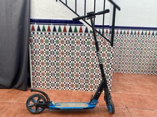 Patinete plegable azul con amortiguador