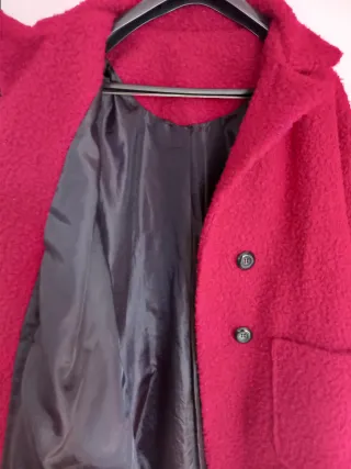 Abrigo rojo estilo oversize