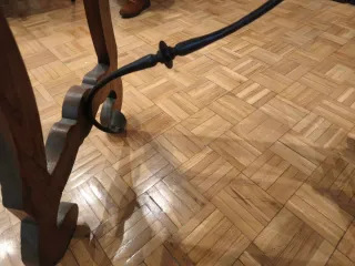 Mesa auxiliar madera y metal española siglo XIX