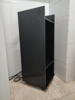 Estante negro con ruedas