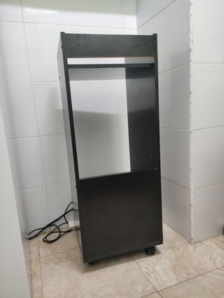 Estante negro con ruedas