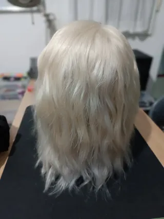 Peluca rubio platino de pelo natural.