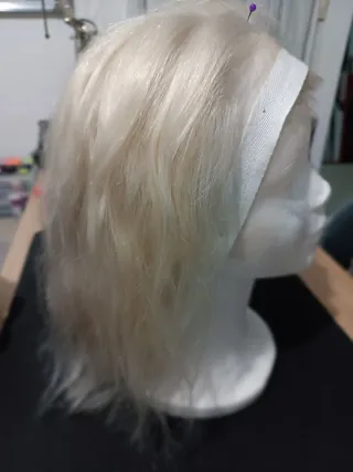Peluca rubio platino de pelo natural.