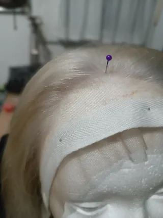 Peluca rubio platino de pelo natural.