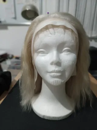 Peluca rubio platino de pelo natural.