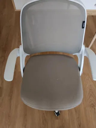 Escritorio de madera (Silla opcional)