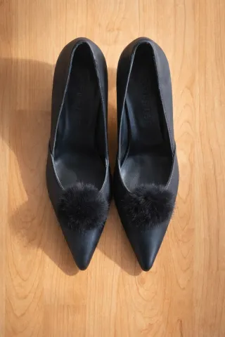 Tacones negros con pompón