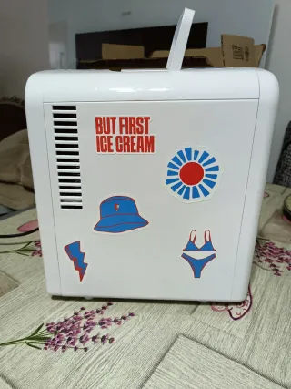 Mini nevera blanca astroai