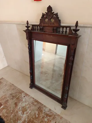 Espejo antiguo de madera tallada