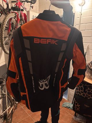 Chaqueta de moto Berik naranja y negra
