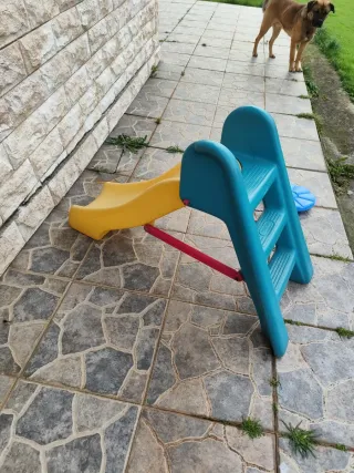 Tobogán infantil azul y amarillo