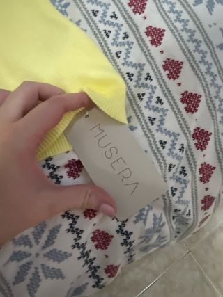 Camiseta amarilla nueva con etiqueta