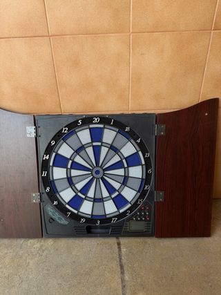 Diana electrónica con puertas de madera