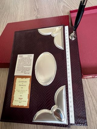 Agenda de escritorio plata y bolígrafo