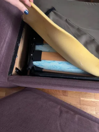 Sofá de tela marrón/morado