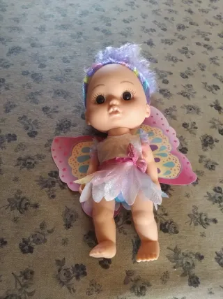 Muñeca hada con alas de mariposa