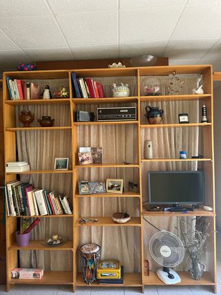 Estantería de madera con varios compartimentos