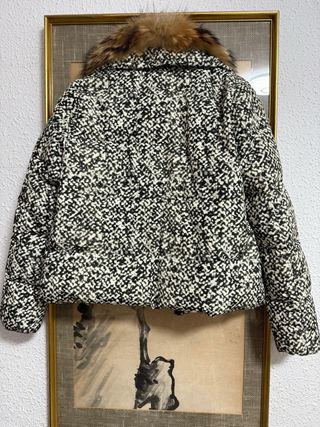 Abrigo acolchado con cuello de pelo