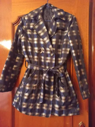 Gabardina a cuadros dorados y negros