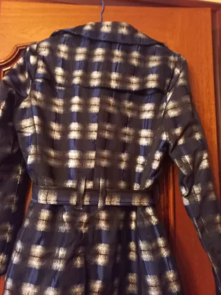 Gabardina a cuadros dorados y negros