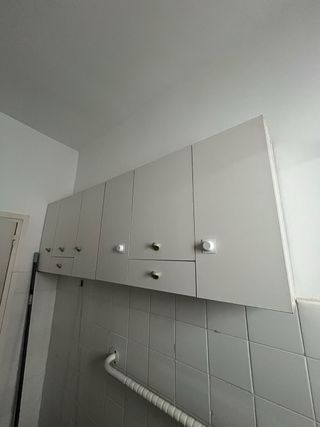 Armadio a Parete Bianco con Scaffali