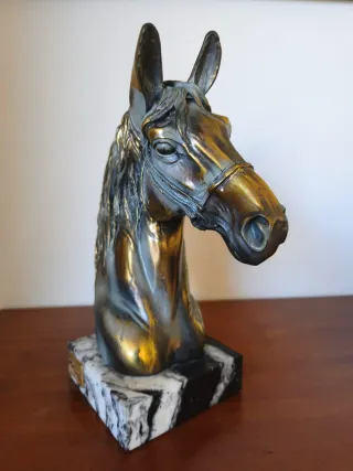 Escultura Cabeza de Caballo Metal y Mármol