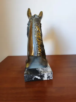 Escultura Cabeza de Caballo Metal y Mármol