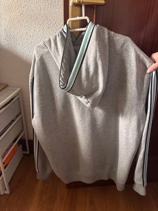 Sudadera gris con capucha y logo BRKLYN