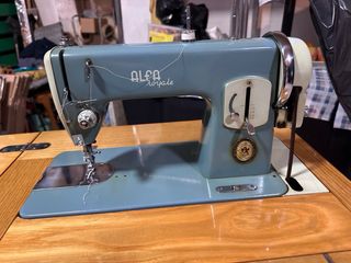 Máquina de coser Alfa antigua