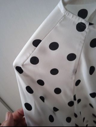 Blusa lunares blanca y negra
