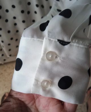 Blusa lunares blanca y negra