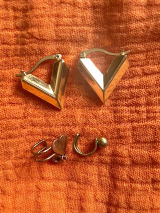 Pendientes dorados en forma de V