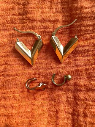 Pendientes dorados en forma de V