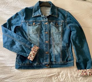 Cazadora vaquera con puño floral