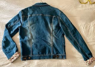 Cazadora vaquera con puño floral