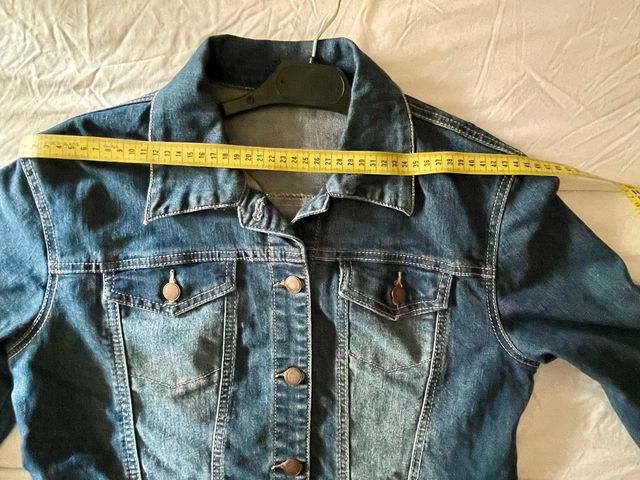 Cazadora vaquera con puño floral