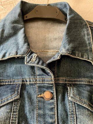 Cazadora vaquera con puño floral