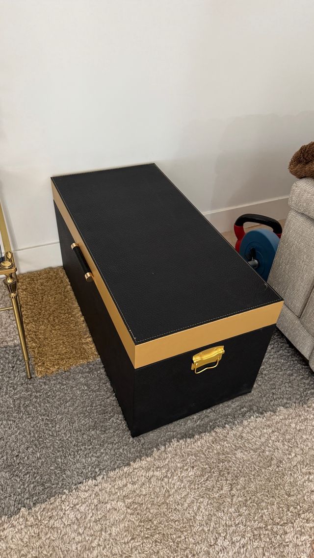 Baúl Almacenaje Negro y Dorado