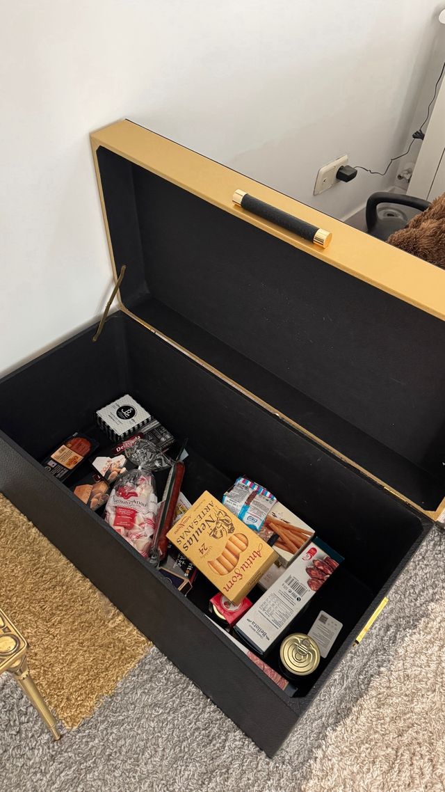 Baúl Almacenaje Negro y Dorado