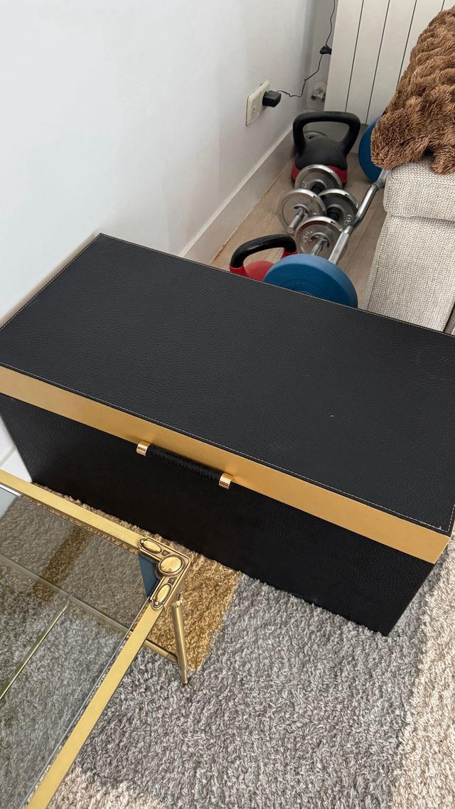 Baúl Almacenaje Negro y Dorado
