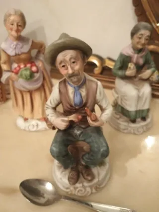 Statuette vintage tre anziani