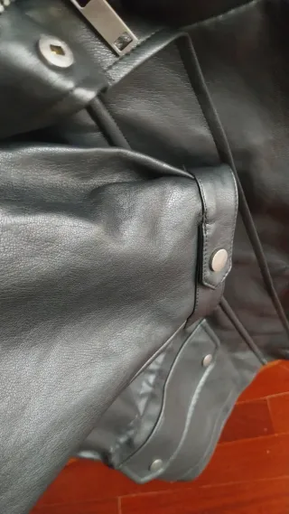 Cazadora efecto piel negra Talla L