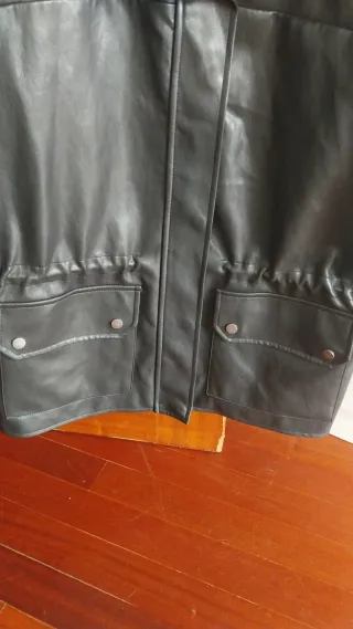 Cazadora efecto piel negra Talla L