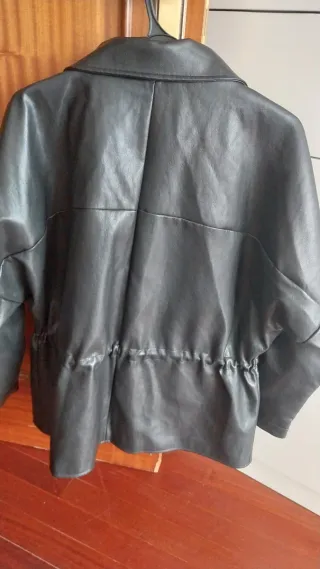 Cazadora efecto piel negra Talla L