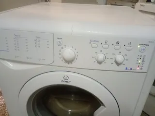 LAVADORA INDESIT de 8 kilos y 1000 rpm Clase A