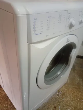 LAVADORA INDESIT de 8 kilos y 1000 rpm Clase A