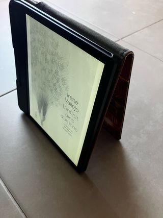 Cover Kobo Forma con design a libro