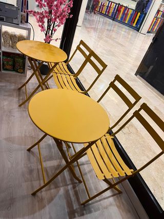 Juego de mesas y sillas