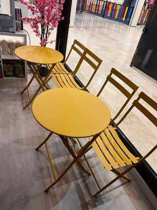 Juego de mesas y sillas