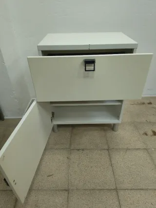 Cómoda de color blanco